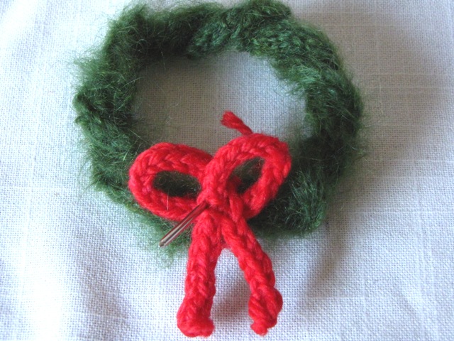 Christmas Wreath Knitting Pattern, Minature - Natural Suburbia
