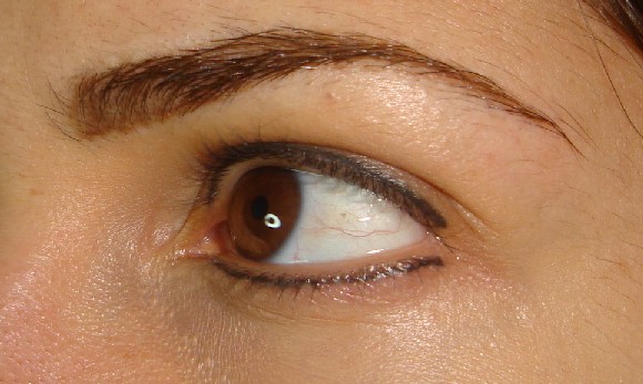 Olho delineado  após micropigmentação