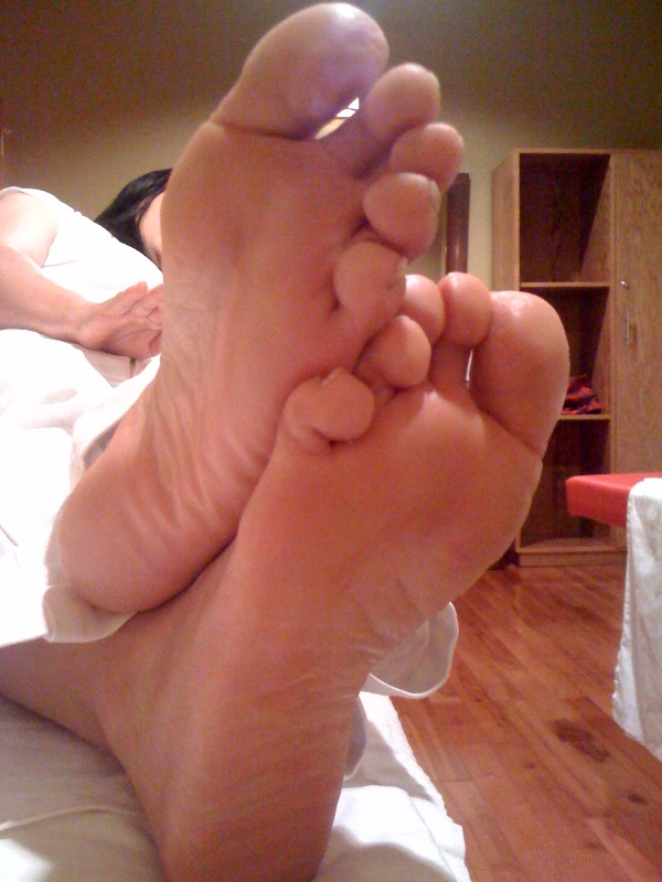 hoot mature feet and soles