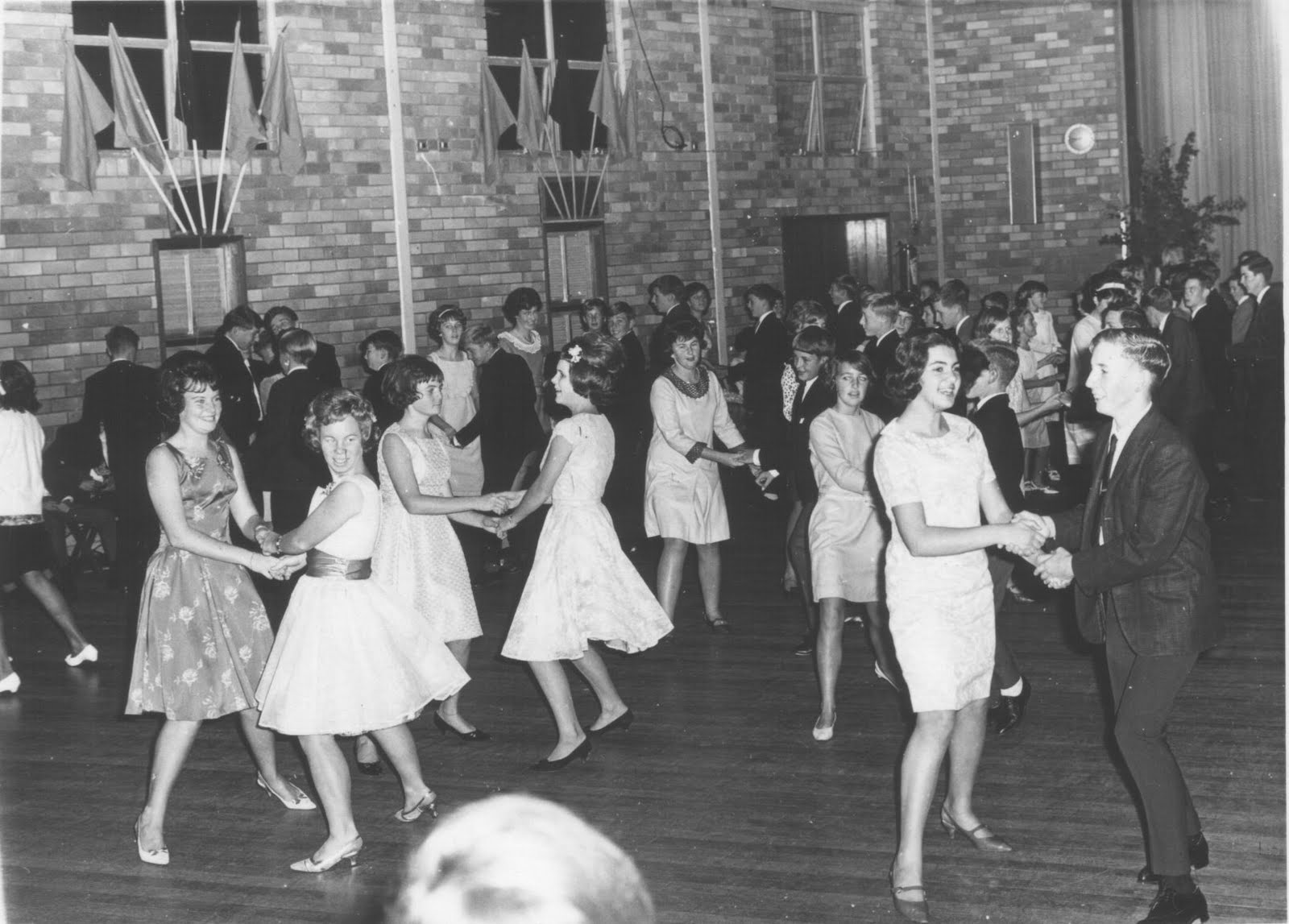 http://1.bp.blogspot.com/_U_RKqXQYQo0/TQhFXZGpgSI/AAAAAAAAD_Y/kKMeNCFCNzQ/s1600/School_Dance600.JPG.jpeg