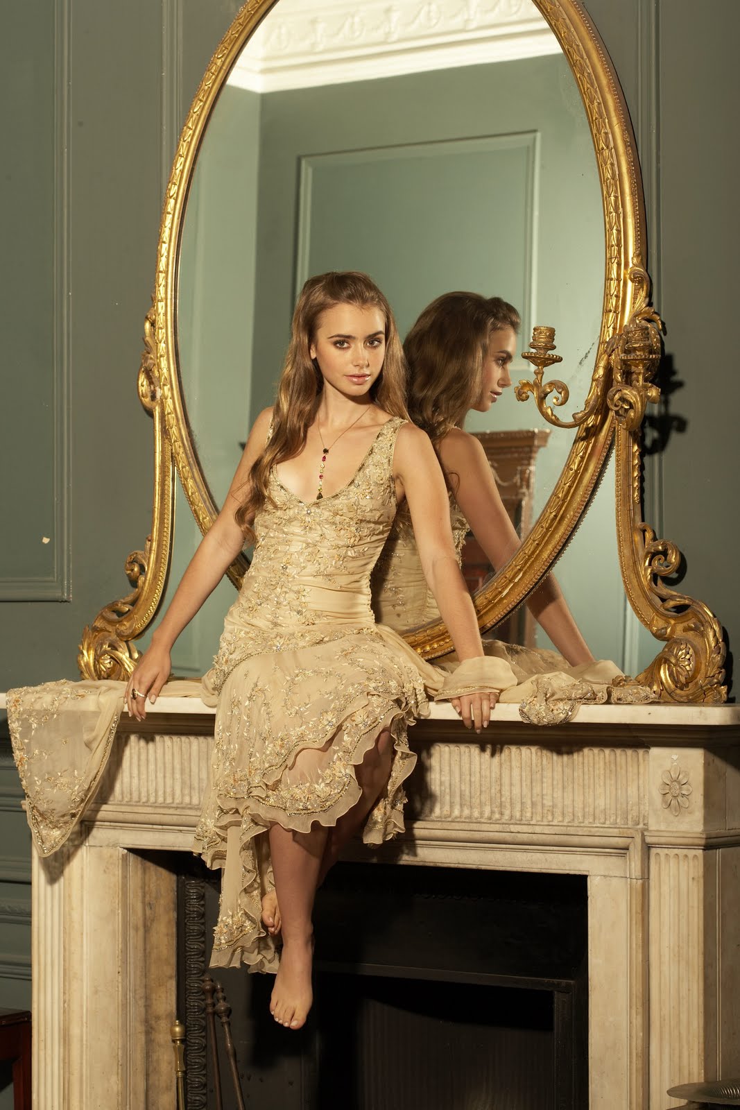 http://1.bp.blogspot.com/_UaLWp72nij4/S_WatUBMIBI/AAAAAAAAMAs/emY12kMU8Is/s1600/lily-collins-feet-2.jpg