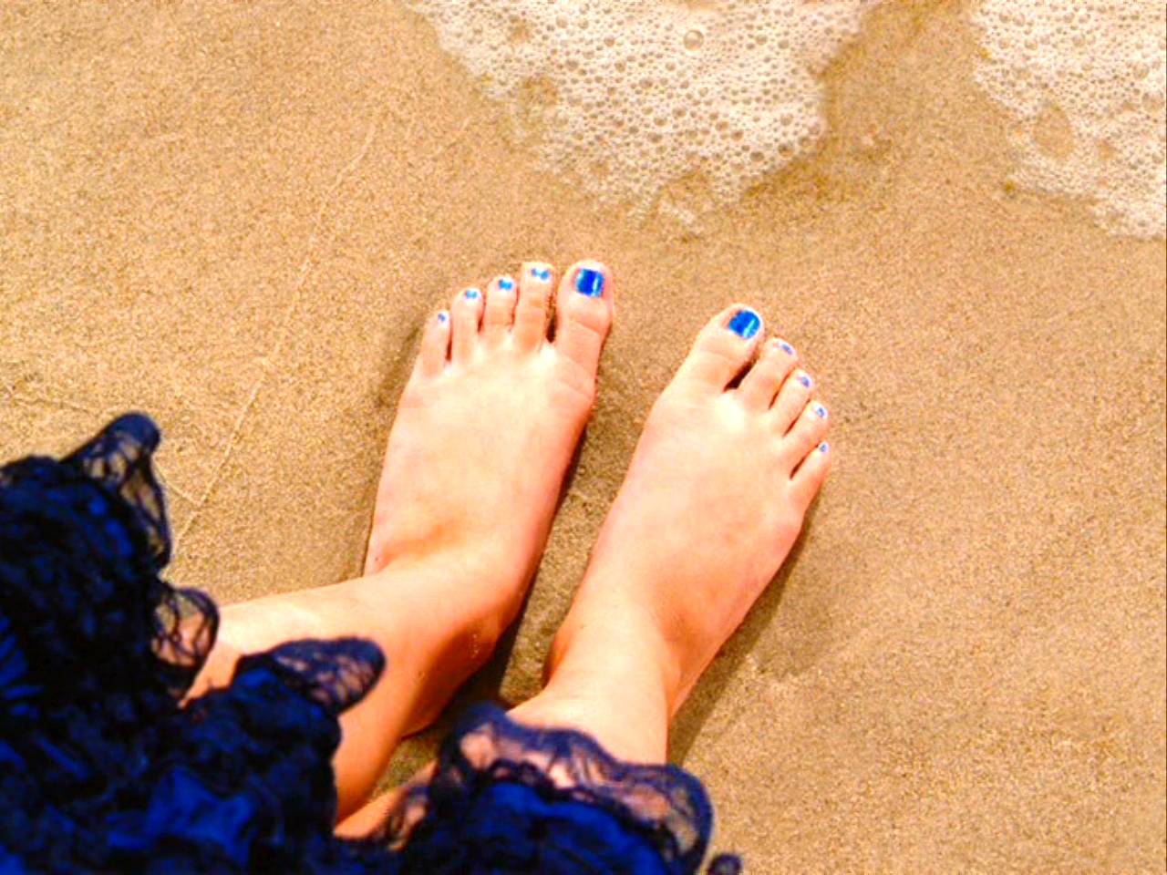 Hollywood Star Feet: Sara Paxton Feet.