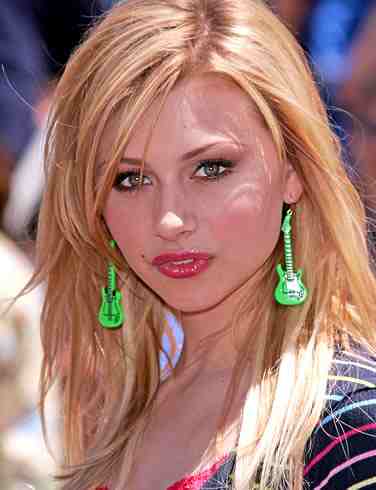 Alyson Michalka Height How tall is Alyson Michalka Height 5 feet 8 inches