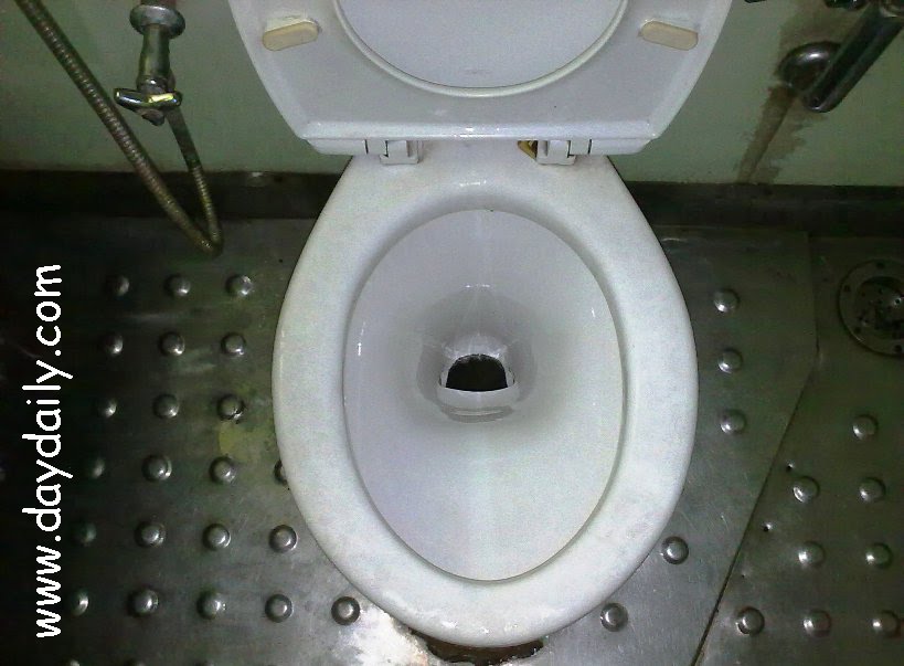toilet kereta api yang tidak beradab itu… journalight