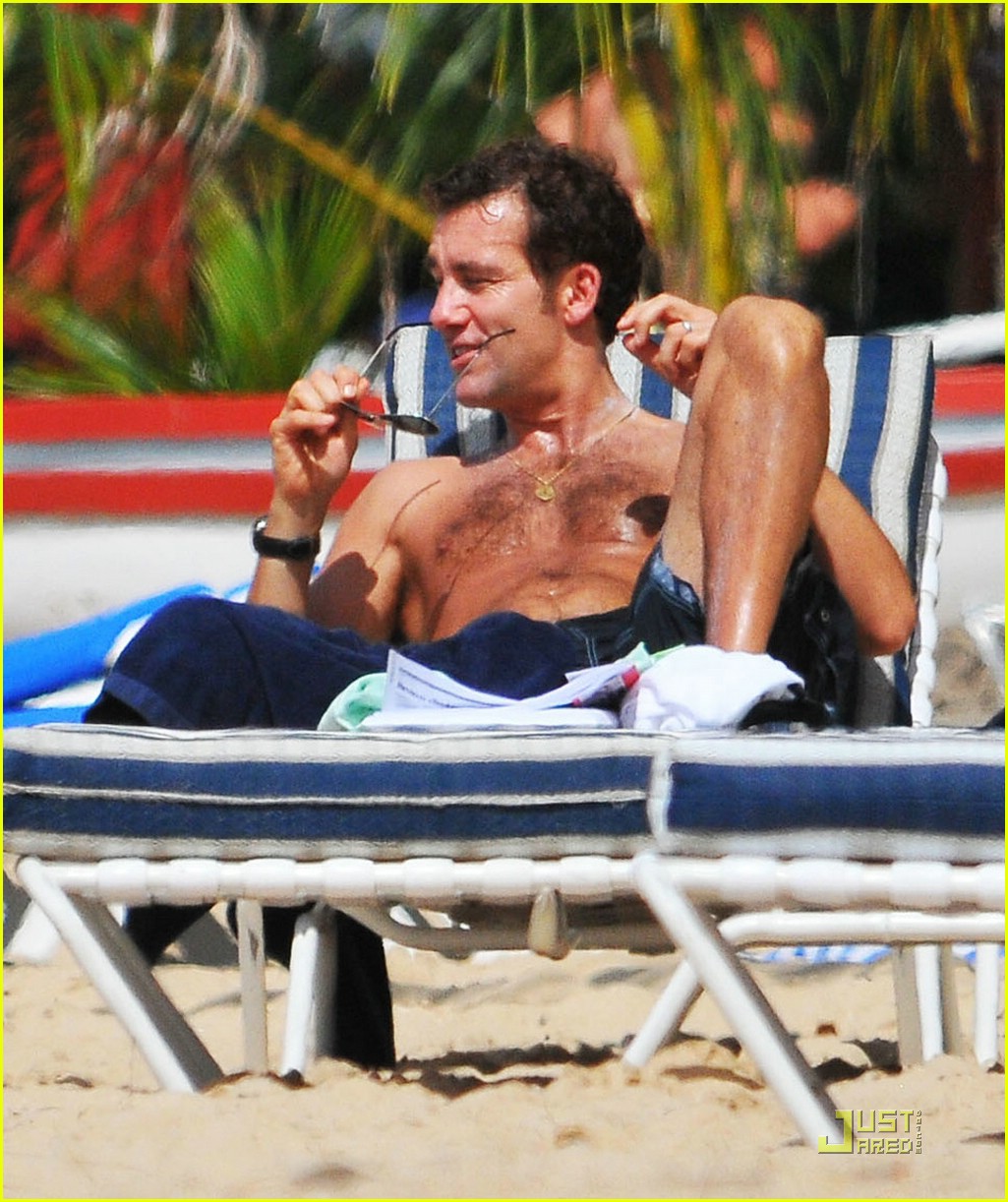 http://1.bp.blogspot.com/_UhU0MPDdtHA/TFHpZ8V2-FI/AAAAAAAAArI/9g2FmPnyrjU/s1600/clive-owen-shirtless-03.jpg