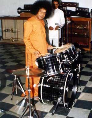 [Bhagwan+Drums.jpg]