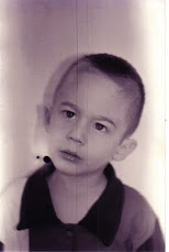 "OLHAR ADIANTE O QUE SE VÊ? Á MINHA OU Á TUA IMAGEM? NADA DISSO! NINGUEM É O ESPELHO DE SÍ!"