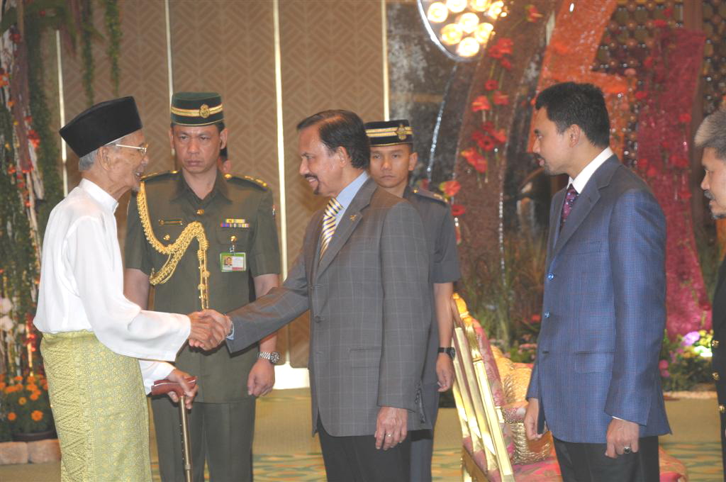 [PRESIDEN+&+HM+SULTAN.JPG]