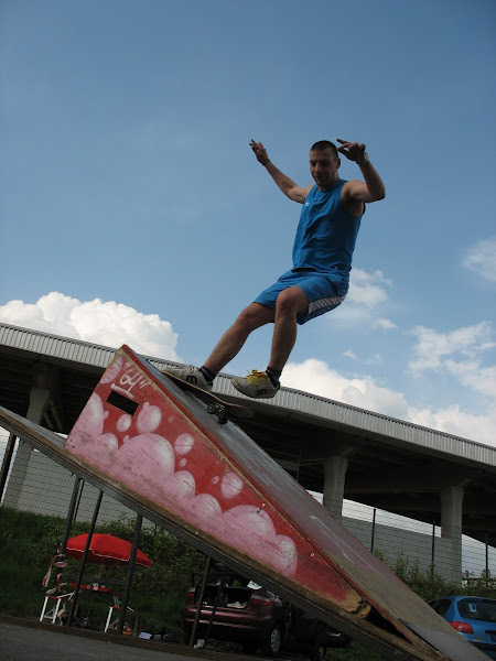 Tô rock on foot to fakie sur méga pente