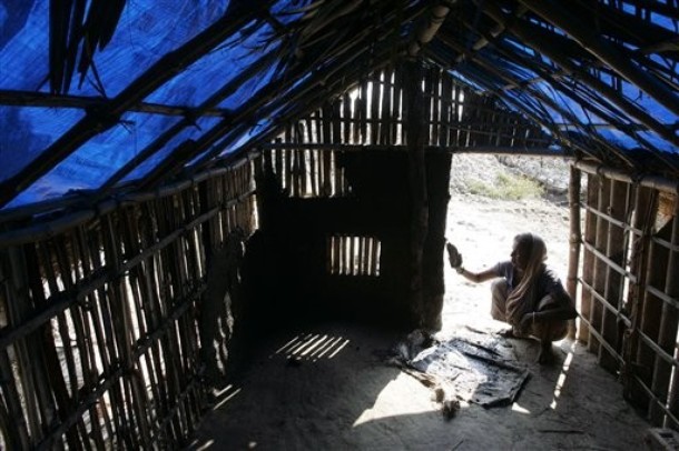 [A+woman+makes+a+hut+at+Lahiripur+in+Sundarban+delta_AP.jpg]