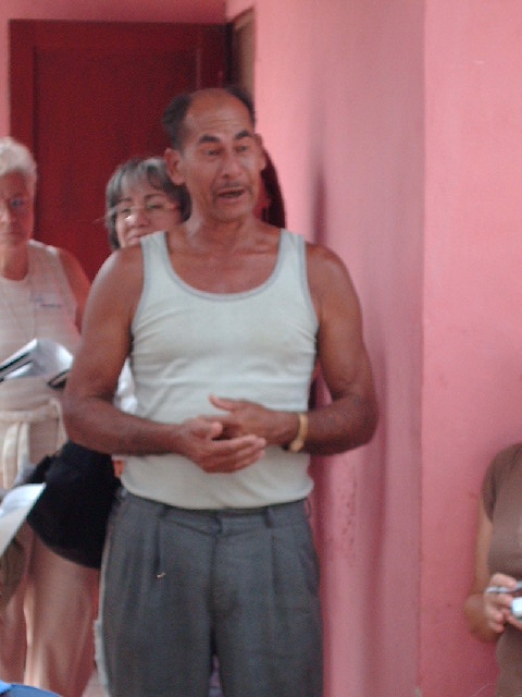 Sr Julio Lopez Maestro Locero explicando a los asistentes como trabaja la comunidad