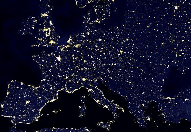 [Europa-noche+luz..jpg]