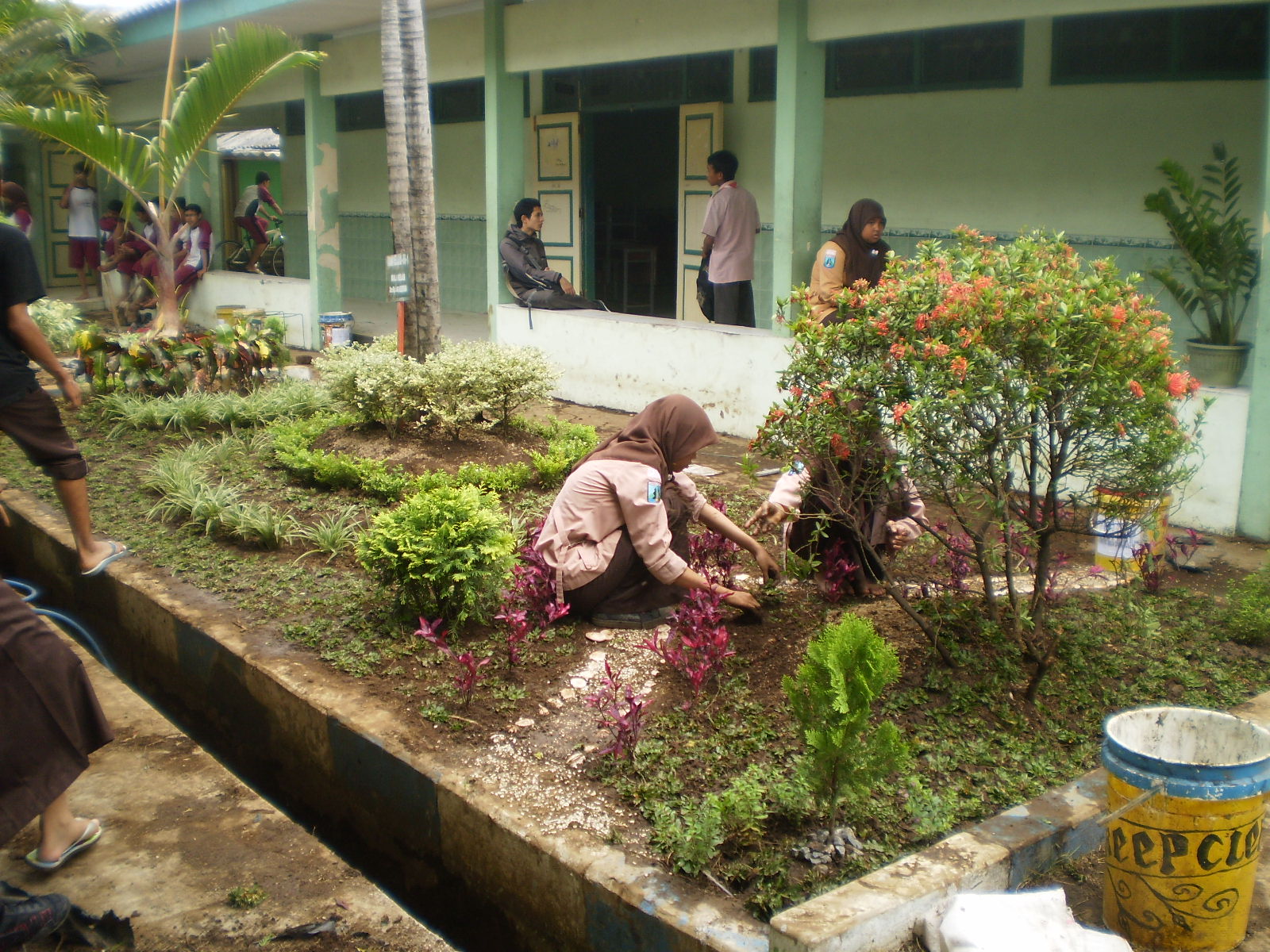 Go Green: Dekorasi Taman Kelas SMA Negeri 1 Bangil