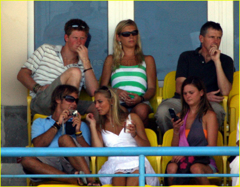 [prince-harry-chelsy-davy-kissing-03.jpg]