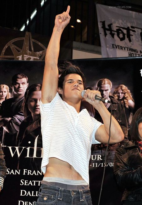 [gallery_main-taylor-lautner-at-paramore-performance-hollywood-highland-15.jpg]