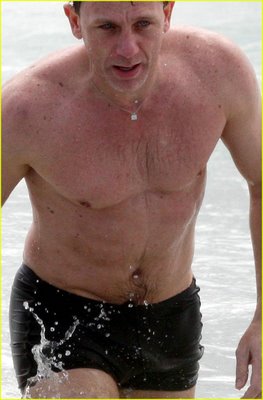 [daniel-craig-kissing-satsuki-mitchell-25.jpg]