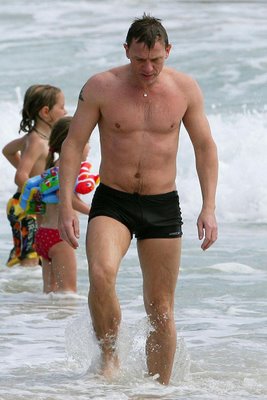 [gallery_enlarged-1228_daniel_craig_beach_07.jpg]