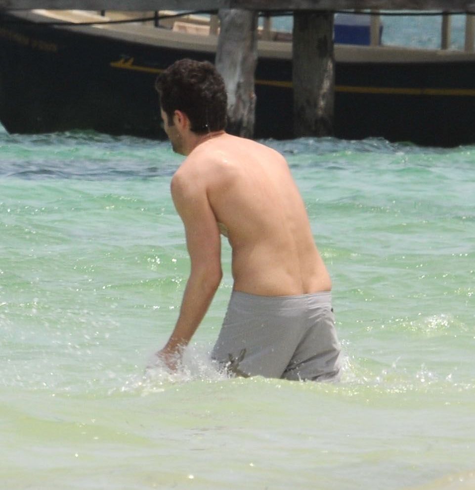 [Penn+Badgely+mare.jpg]