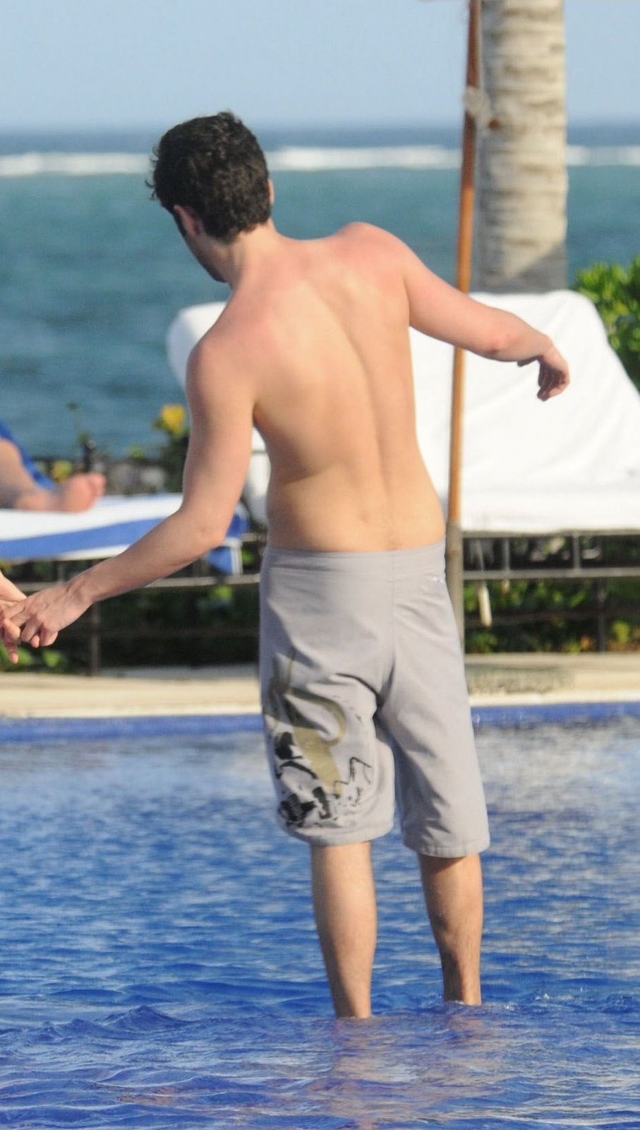 [Penn+Badgely+mare21.jpg]