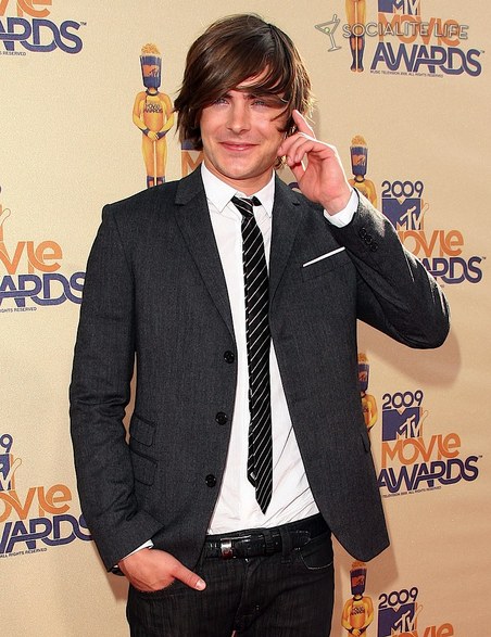 [gallery_main-zacefron-2009-mtv-movie-awards-red-carpet-05312009-03.jpg]