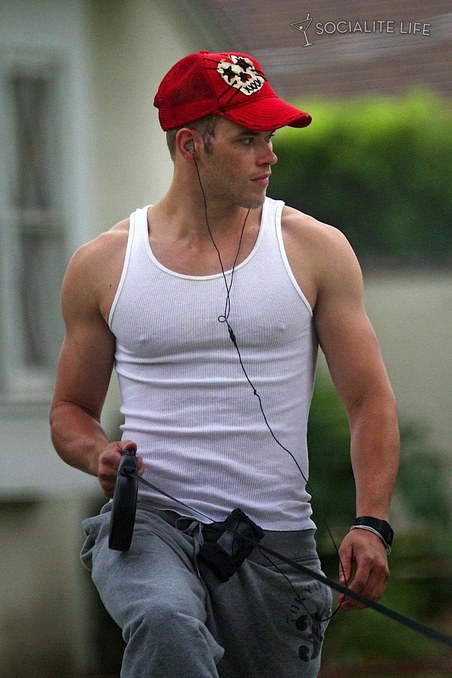 [gallery_main-kellanlutz-walking-06102009-03.jpg]