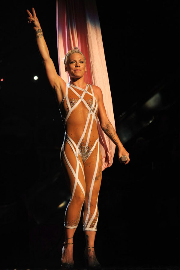 [20090918-Pink_Half_Naked_Performance7.jpg]