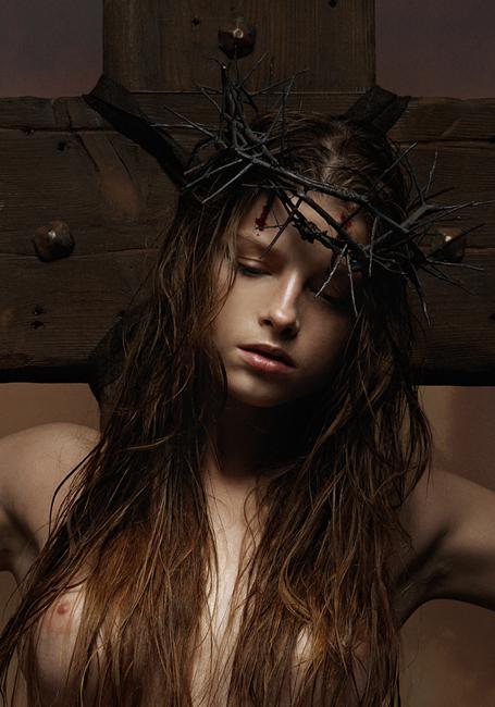 mulheres jesus fêmeas heresia cruz coroa espinhos peitos