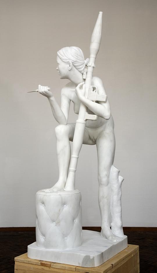 esculturas mulheres nuas com armas thom puckey
