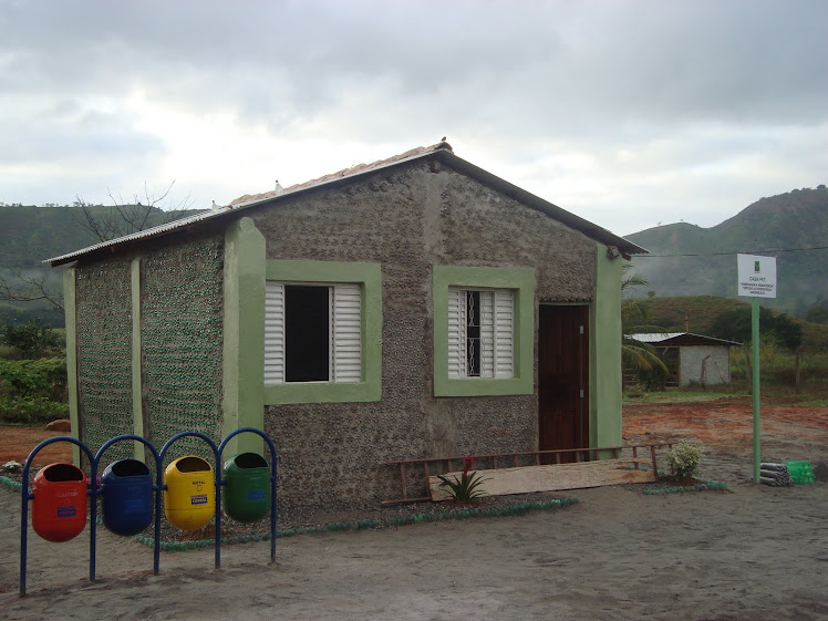 CASA CONSTRUIDA COM GARRAFAS PET