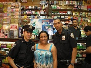 Chicas adoran fotos con policias de NY