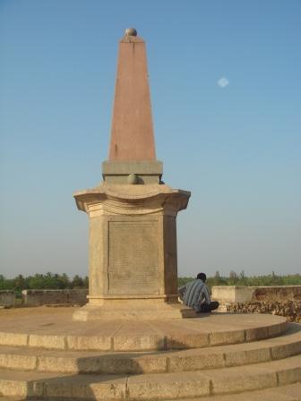 [Obelisk_a+war+monument.jpg]