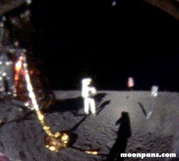 Foto Neil Armstrong Di bulan