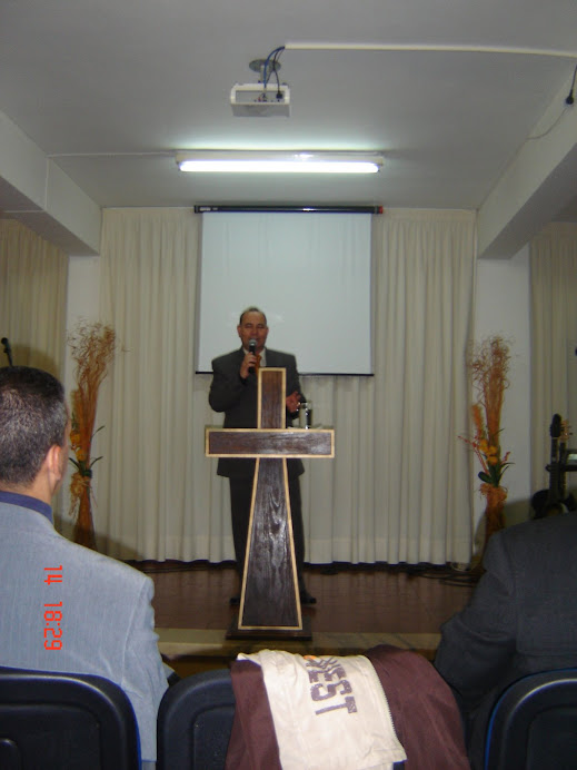 Pastor Paulo Roberto Martins pregando a palavra de Deus