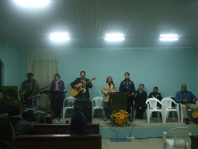 O grupo louvando à Deus no bairro Coqueiros POA/RS
