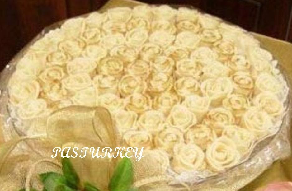 PASTURKEY YEMEK DAVETİ KAHVE YANI İKRAMLIĞI GÜMÜŞ TEPSİDE BADEM EZMESİ