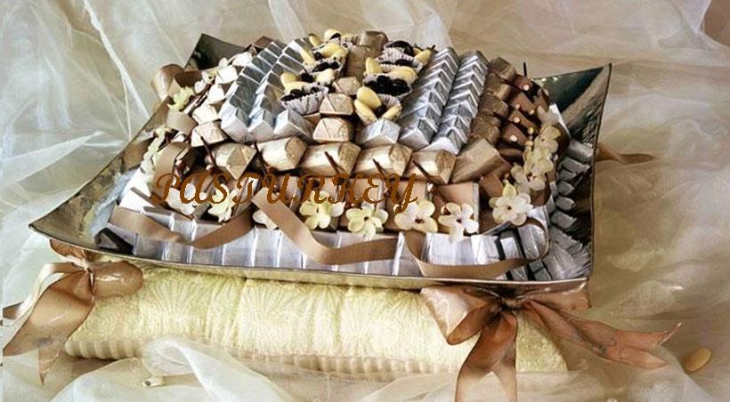 PASTURKEY ÖZEL TASARIM GÜMÜŞ TEPSİDE İPEK ŞANTUK YASTIKLI NİŞAN