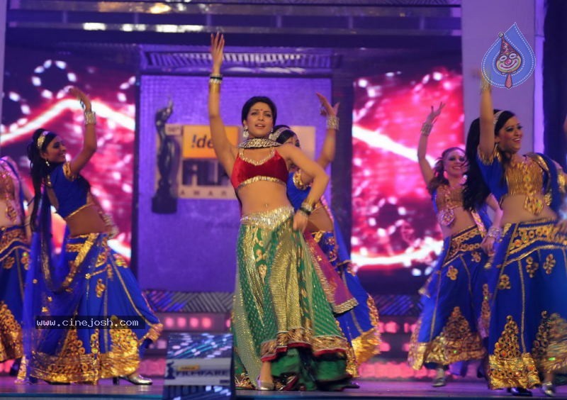 priyanka chopra dance performance in 56 idea filmfare awards 2011 smittenbystyle january 2011 priyanka chopra dance performance in 56 idea filmfare awards 2011 smittenbystyle january 2011