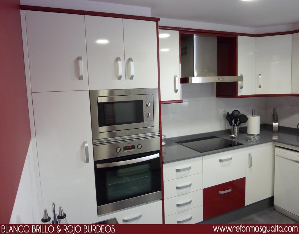 Cocina en blanco y rojo burdeos ~ reformas guaita