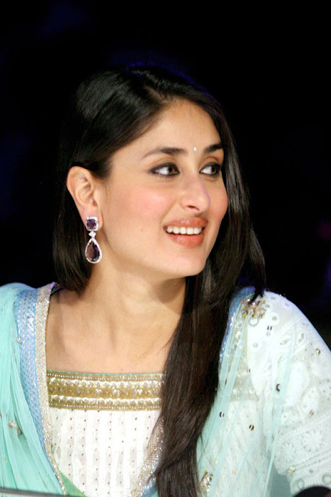 kareena kapoor on the sets of india got talent