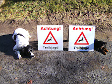 4 Straßenwarnschilder liegen bei Bedarf zur Abholung bereit bei Hubert Rustler
