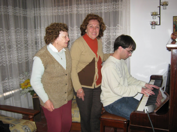 En casa de María Suescun tocando el piano junto con mi abuela