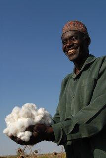 bioRe® Bauer bei seiner Baumwollernte in Tansania