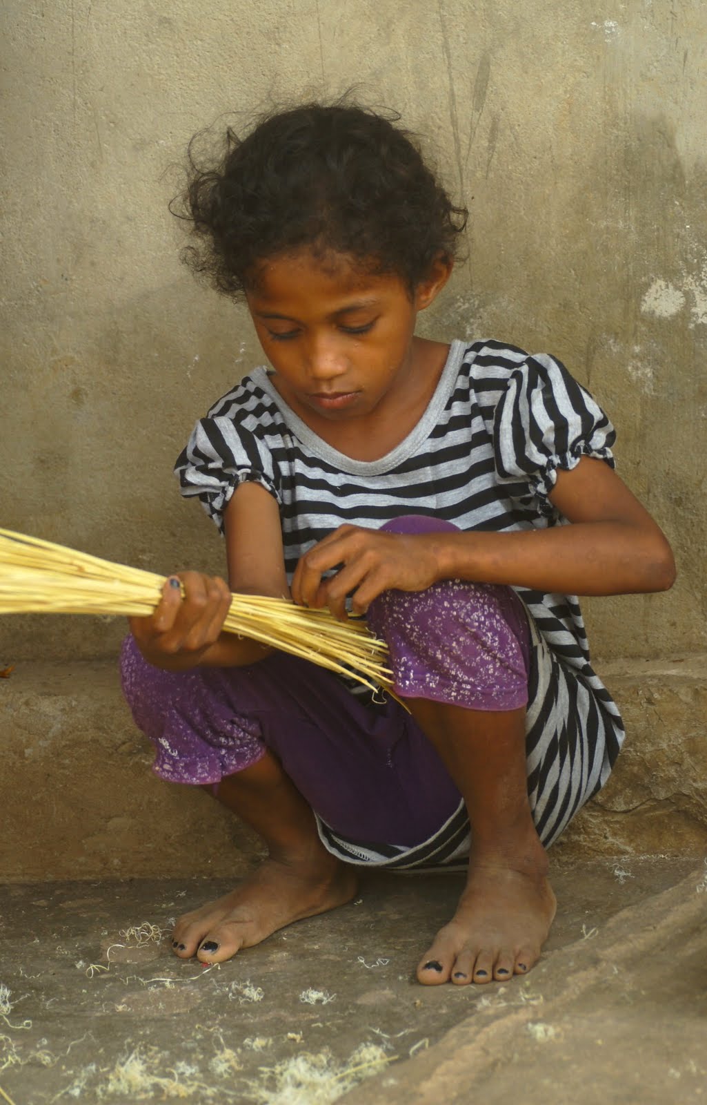 Putri making sapulidi / Ohoira 2009