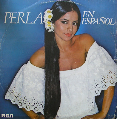 MC Perlla se casa em cartório no Rio de Janeiro com baixista de sua banda Perla+en+espanhol+1980