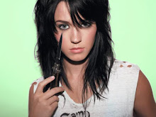 Katy Perry (L)