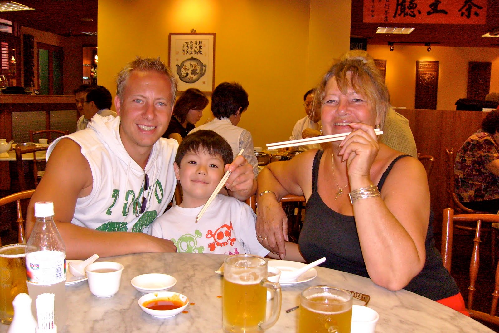 [Mum+DK+and+Ollie+Chinese.JPG]
