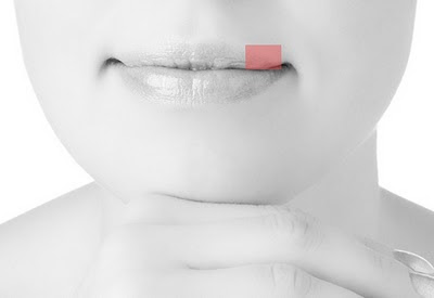 Las máscaras que limpian para la persona con el carbón activado