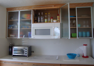 Ebanistería Cintrón: Gabinete de Cocina en Roble Rojo con Tope de Granito