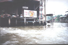 "COBRA SHOW" on the floating river wharfs of Bangkok(Wednesday 21-12-2005)
