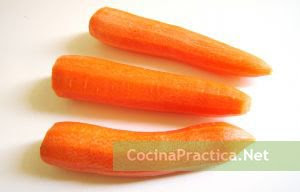 Zanahorias listas para rallar para la ensalada.
